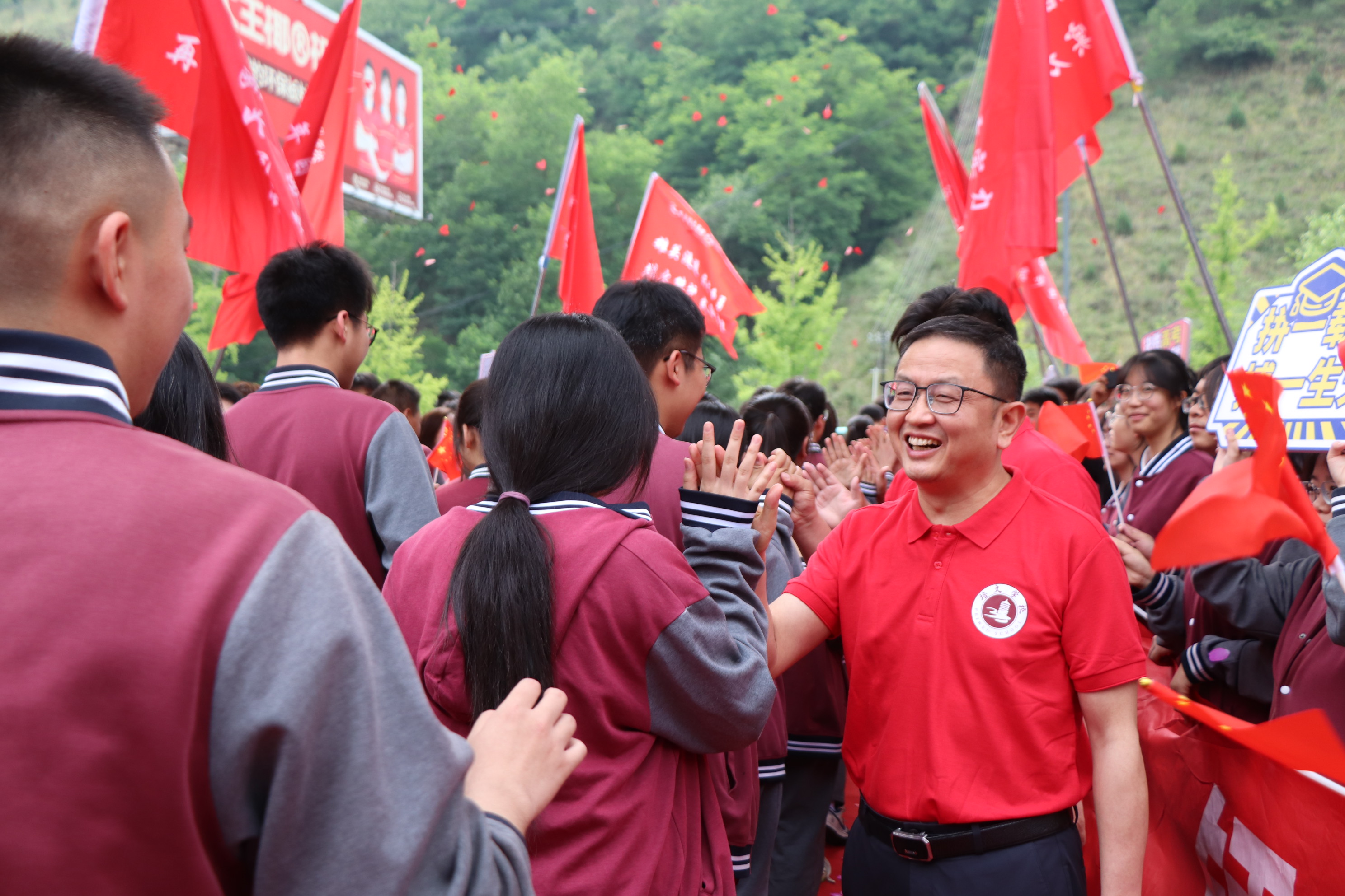 高考必勝 | 攜夢想出征 ，為青春壯行 —— 延安培文實(shí)驗(yàn)學(xué)校高考送考儀式